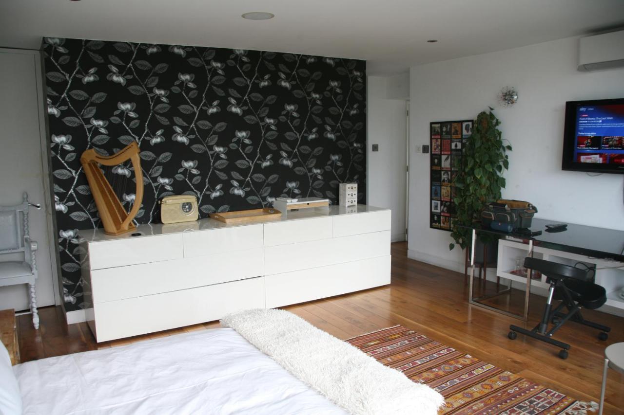 Studio For 3 With A Private Balcony In A Cubic House With Outside Pool Apartment London Exterior photo